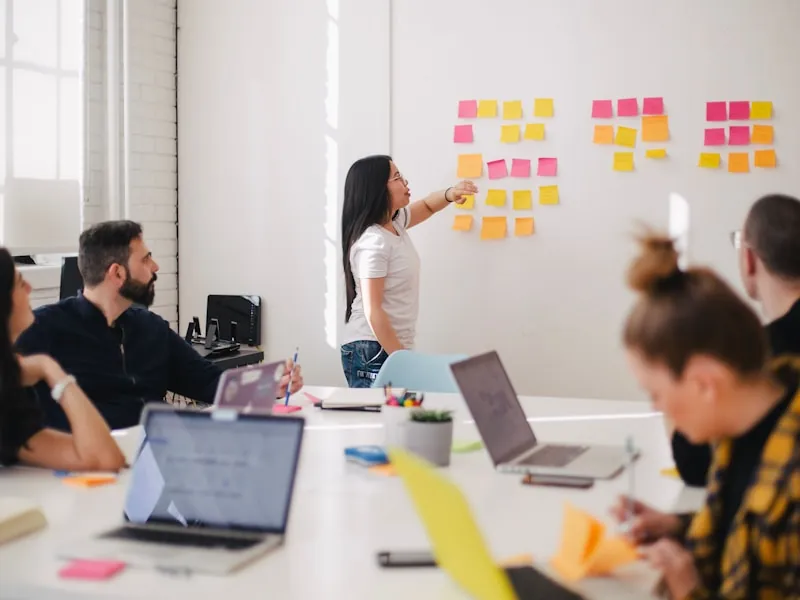 Equipo de trabajo planeando un proyecto web